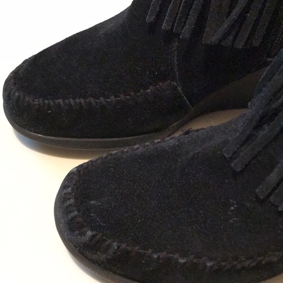 🚨B2G1 MINNETONKA Black Leather Fringed Wedged Low Calf Boots - Picture 2 of 7